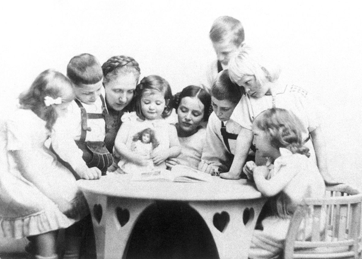 Mutter Paula Bonhoeffer mit ihren acht Kindern 1910