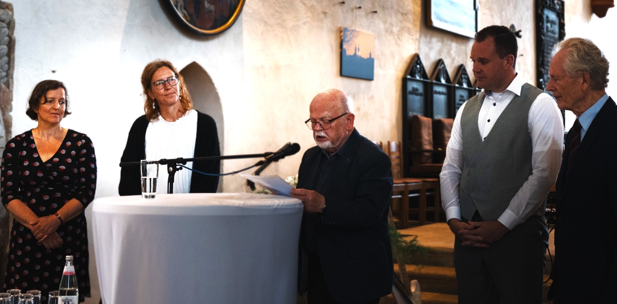 Michael Karg, stellvertretender Vorsitzender der Bonhoeffer-Niemöller-Stiftung (mitte) übergab den Preis an das Netzwerk für Demokratische Kultur e.V. Wurzen ©Netzwerk für Demokratische Kultur Gruppenbildquer Verleihung Julius Rumpf Preis 2026